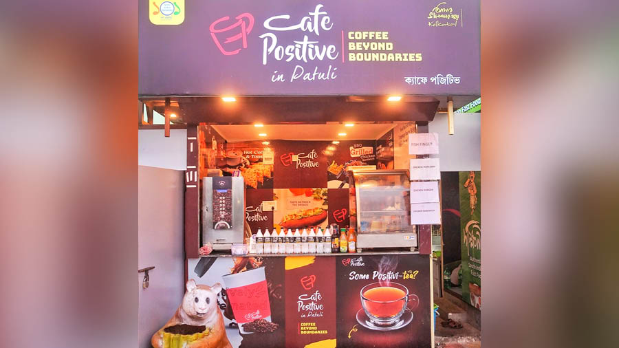 The popular Deshapriy Park cafe has a branch at Patuli