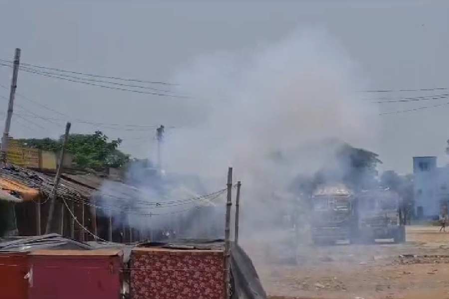 Bhangar | Bengal: On Day 4 of panchayat nominations, crude bombs, glass bottles and bricks turn Bhangar into a battlefield - Vimarsana News