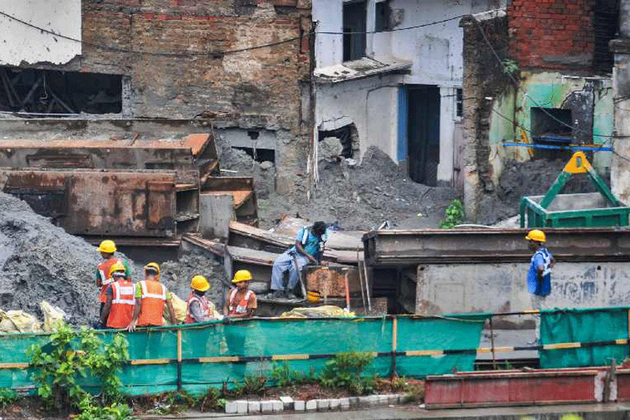 Several houses in central Kolkata’s Bowbazar were evacuated after major cracks appeared on the structures, likely to have been caused by metro railway construction in the area.