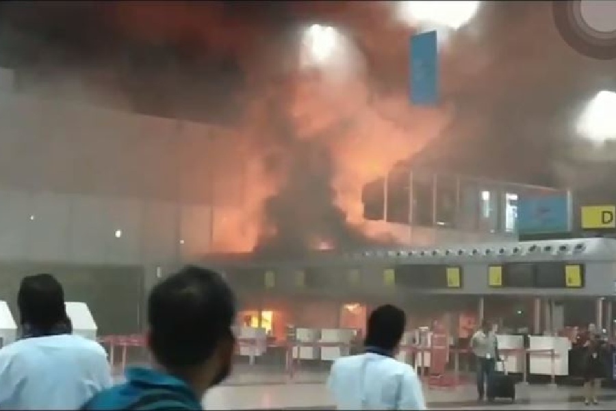 Calcutta Airport | Fire breaks out in Calcutta airport in security check-in  area, two fire tenders trying to douse the blaze - Telegraph India