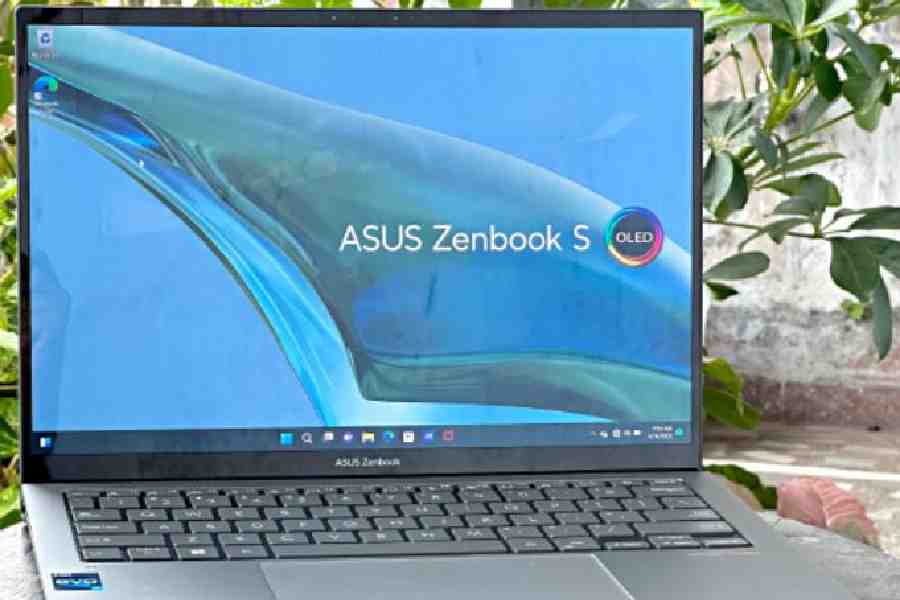 Asus Zenbook S 13 OLED weighs only a kilogram, yet it is powerful, allowing it to position itself as a MacBook Air competitor