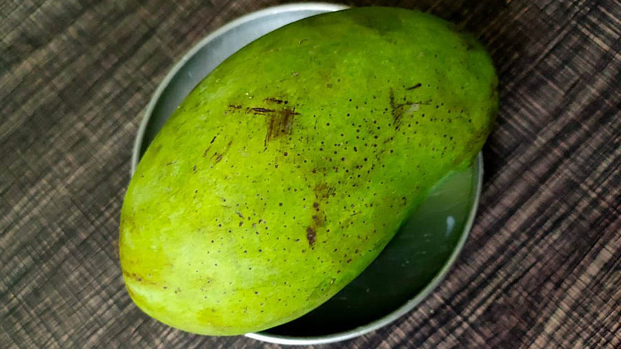 Fazli from Malda is the largest of the mango, weighing about 700 -1,500 gm having a delightful aroma