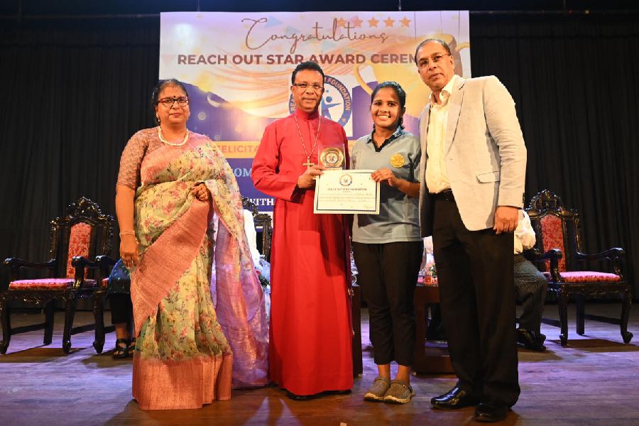 Reverend Paritosh Canning, bishop of the Calcutta diocese of the Church of North India, felicitates Sabina Khatun on Thursday. With them are Joeeta Basu, secretary, Reach Out Star Foundation,and Shaheryaar Ali Mirza, president of the foundation