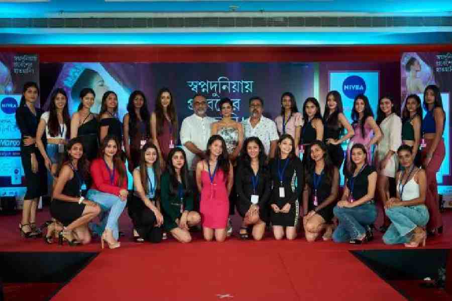 The participants from the Calcutta prelims who were selected for the final preliminary round posed with the judges