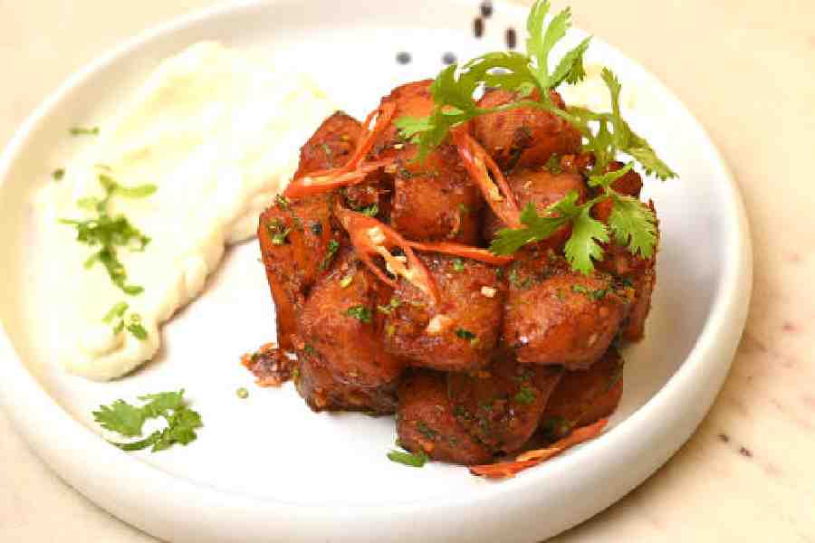 Batata Harra, one of the most popular Mediterranean dishes, has found a spot on the menu. The cubed and deep-fried potato cubes had the perfect tanginess and crispiness, to be relished with a garlic dip, making it absolutely flavourful.