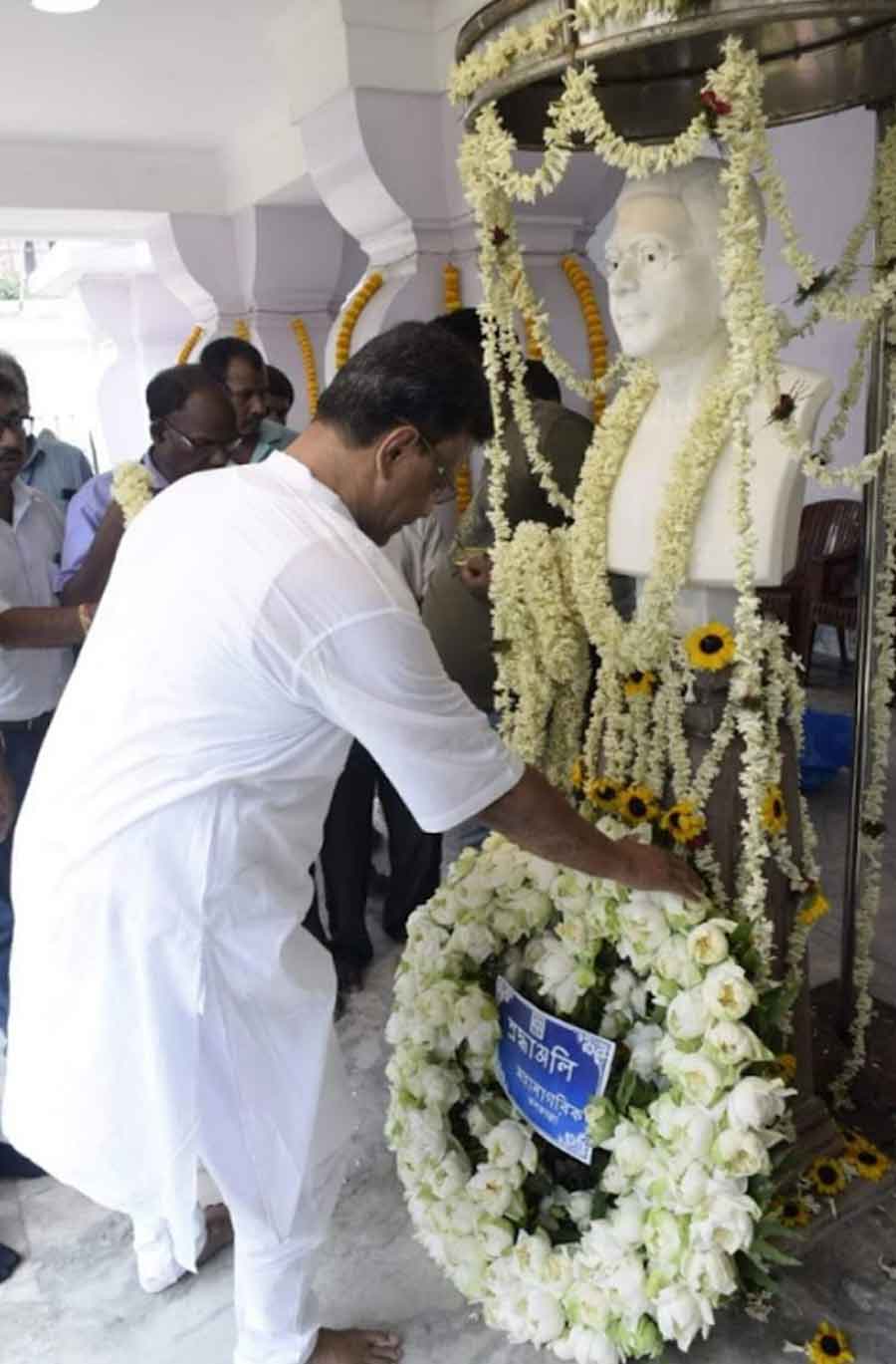 On the death anniversary of Desbandhu Chittaranjan Das, Kolkata mayor Firhad Hakim paid a floral tribute at Keoratala. Desbandhu was also Kolkata’s first mayor  