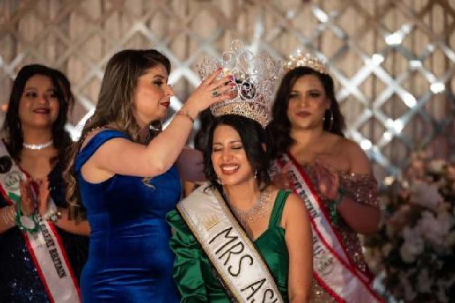 The moment when Sangeeta Roychaudhuri was crowned Mrs Asia India 2023