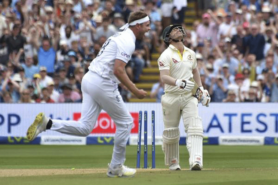 Stuart Broad celebrates after dismissing David Warner (right) on Day II of the first Ashes Test on Saturday. The pacer dismissed Marnus Labuschagne for a golden duck on his next ball.