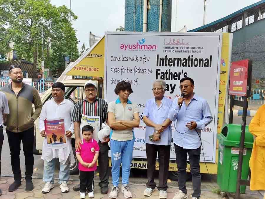 Ayushman Initiative for Child Rights ( AIFCR ), a charitable trust registered in Kolkata in association with ISPAT, organised a walk to commemorate International Father's Day on Sunday. Chess grandmaster Dibendyu Barua was present at the event along with other dignitaries   