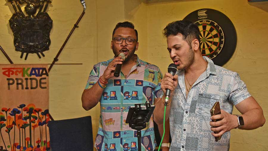 (L-R) Nil and his friend Tathagata Bhattacharya brought the mic to life with their rendition of Badi Mushkil Hai. ‘I had an amazing experience at the Tavern, with delicious food, a warm ambience and delightful entertainment. The various impromptu performances were breathtaking and it was a beautiful evening,’ said Bhattacharya, who is an assistant professor at Auburn University in Montgomery, USA