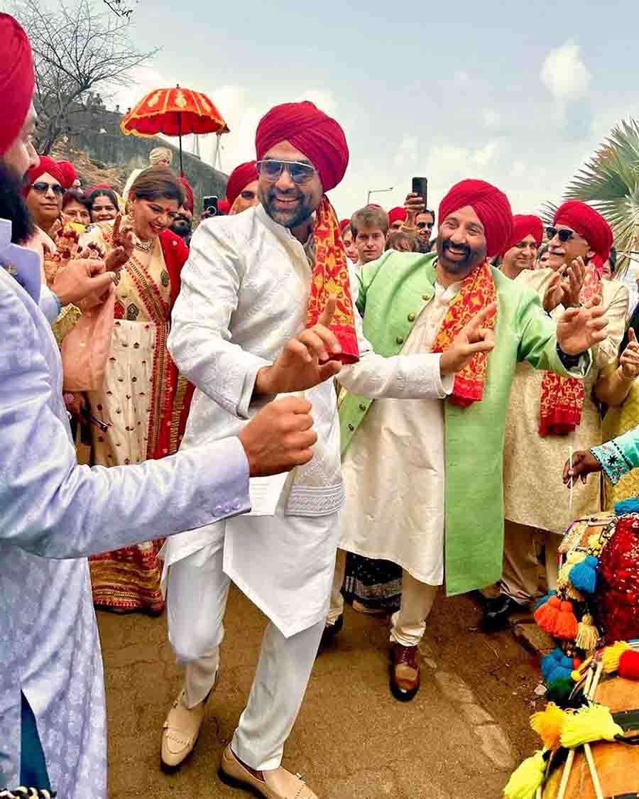 Abhay Deol and Sunny Deol danced their way to the wedding along with other ‘baratis’. 