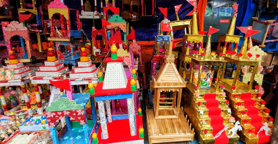 The lane beside Lake Mall, towards Charuchandra College has turned into a colourful Rath market ahead of Rath Yatra which will be celebrated on June 20. Almost 8 to 10 temporary stalls have been set up and the collection here is unique and huge