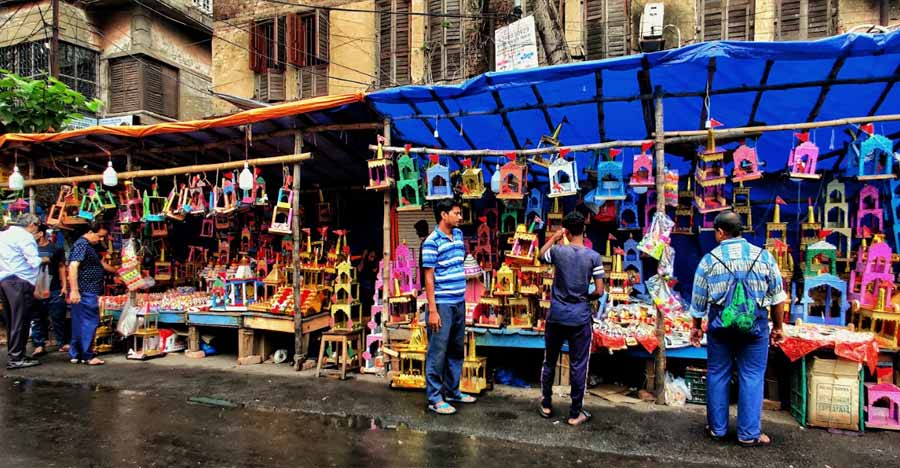 This market stands out for its varied collection of chariots available in various sizes and designs. While there are the traditional wooden Raths which are decked up with hand-painting or the glossy marble papers, Raths made of bamboos are also available