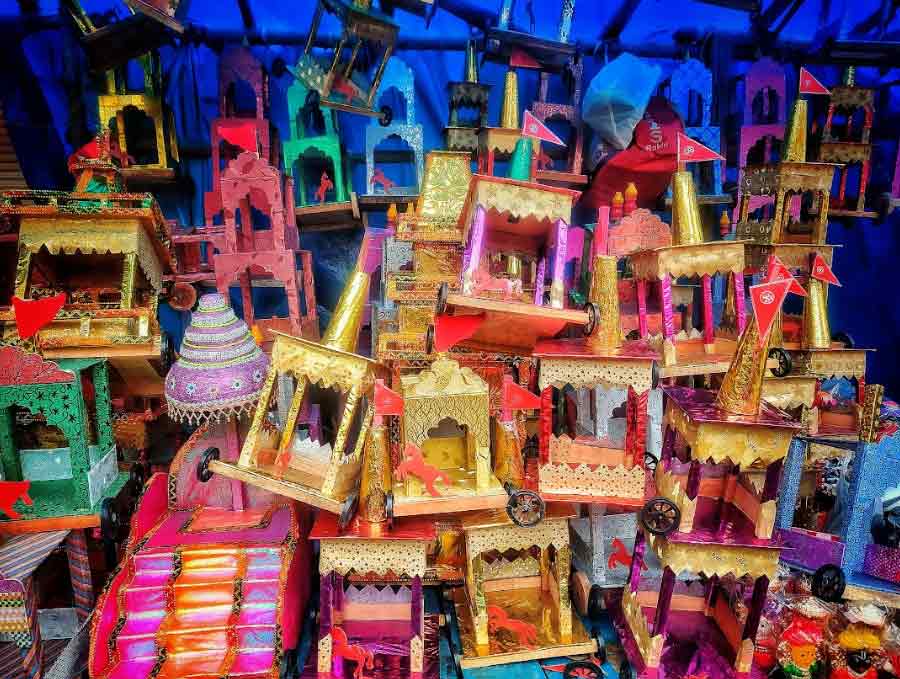 Mousumi Dhar visited the Lake Market all the way from Amtala just to buy Rath. However, she was disappointed as the stock was exhausted and she had to settle for a Mahabharata chariot. 