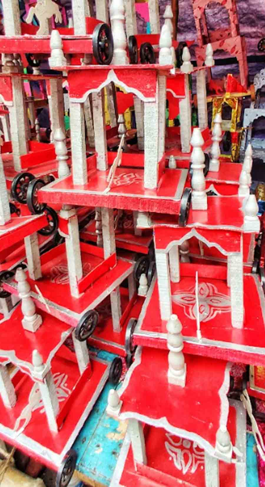 The traditional single-storey Raths made of wood and painted in red and silver with minimal designs are also available between Rs 250 and 300