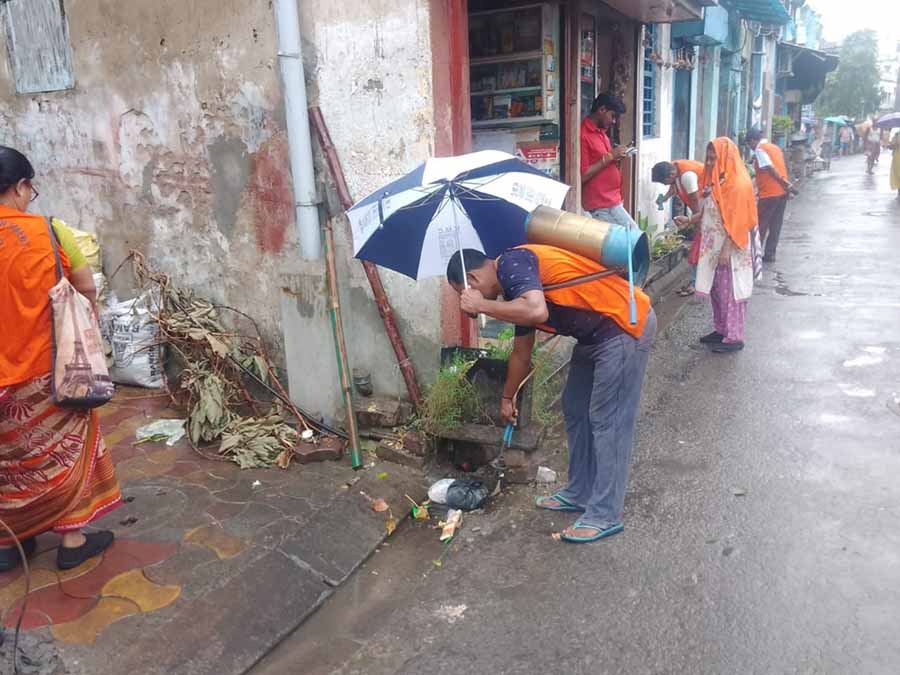 Workers of Kolkata Municipal Corporation (KMC) went around the city to spread awareness about vector control and cleanliness. The on-set of monsoon is likely to see a rise in dengue and malaria cases in Kolkata  