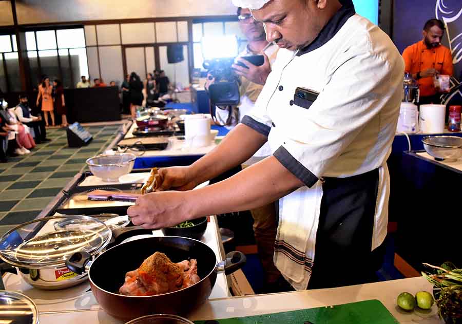 Stepping foot into the banquet hall of ITC Sonar on Monday (June 19), one would have undoubtedly succumbed to the aroma of biryani wafting through the air. The alluring source? Biryani prepared by six city chefs from Aminia, Al-Faiz Family Restaurant & Caterers, Sanjha Chulha, Hatari Restaurant, Kohinoor Biryani, and The Sonnet at the Daawat Biryani Champions League
