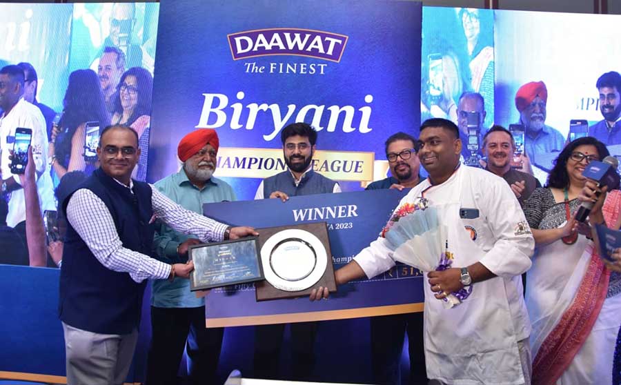 Chef Sarfaraz Hossain (in chef’s coat) from Al-Faiz Family Restaurant & Caterers receives the trophy of Biryani Champion for the Daawat Biryani Champions League. Ritesh Arora (third from left), CEO, India Business & Far East, LT Foods, said, “At LT Foods, we have a vision of becoming the leading company in specialty rice, rice-based food and in the organic segment.”