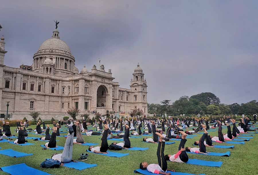 Hundreds of participants took part in a session on the Victoria Memorial Hall grounds on Wednesday morning. Governor CV Ananda Bose was also present at the event