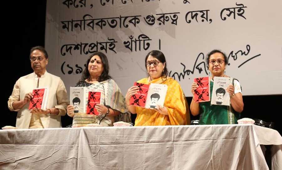 The centenary celebrations of late author-journalist and Magsaysay winner, Gourkishore Ghosh organised by the Gourkishore Ghosh Birth Centenary Celebration Committee, concluded with an intense panel discussion on ‘Deshoprem – Deshodroho’ where Patricia Mukhim, editor Shillong Times and Semanti Ghosh, writer & associate editor, Ananda Bazar Patrika participated as the key speakers. The theme of the panel discussion was based on an article written by Gourkishore Ghosh in Desh Patrika in 1993. This panel discussion, held at the GD Birla Sabhagar was chaired by Anita Agnihotri, writer and retired IAS officer. A collection of his essays titled Gourananda Kabi Bhone, published by Dey’s Publishing was also released. (From left) Dr Amit Ray, president, Gourkishore Ghosh Birth Centenary Celebration Committee, journalist Semanti Ghosh, Anita Agnihotri, writer & retired IAS officer & journalist Patricia Mukhim