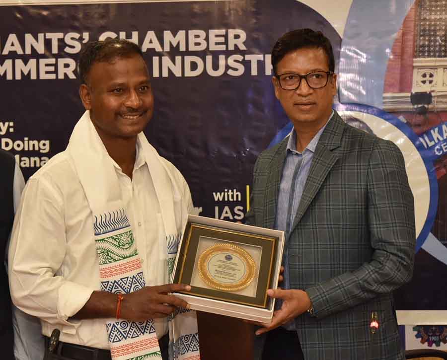 The Merchants’ Chamber of Commerce & Industry held a special session on Kolkata Municipal Corporation’s ‘Vision & Strategy, eGovernance, Ease of Doing Business & Solid Waste Management’. Later, KMC commissioner Binod Kumar, IAS, was felicitated by Namit Bajoria, president MCC&I
