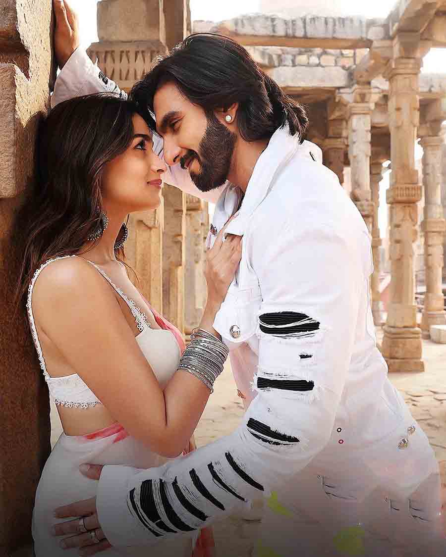 Alia Bhatt Alia Bhatt And Ranveer Singh Ooze Chemistry In Latest Rocky Aur Rani Kii Prem