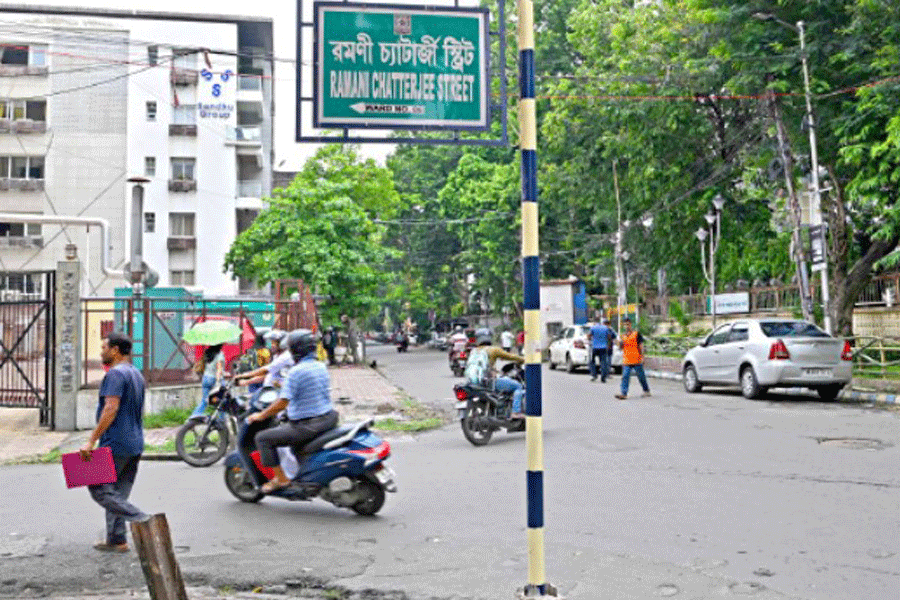 A road marker in Ballygunge reads Ramani Chatterjee Street on Saturday. The road has for decades been known to residents as Ramani Chatterjee Road. 