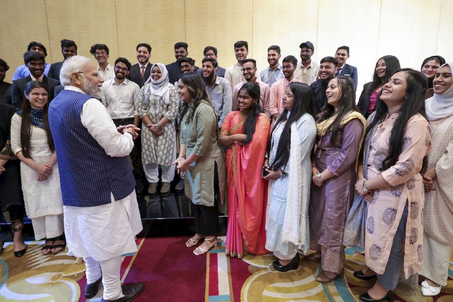 Prime Minister Narendra Modi interacts with members of the Indian Community, in Cairo. 