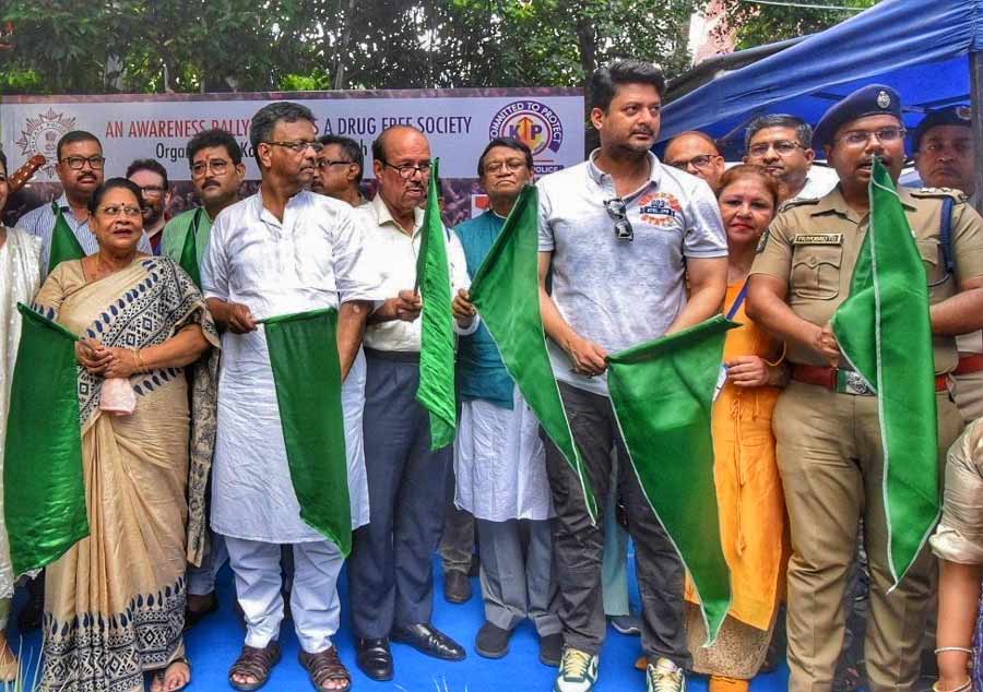 An awareness rally for a drug-free society was organised by Kolkata Police’s south division on Saturday. Actor Jisshu Sengupta, Kolkata mayor Firhad Hakim and Mala Roy, MP and chairperson of Kolkata Municipal Corporation, were present among other dignitaries  
