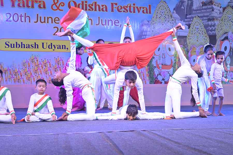 The cultural extravaganza by Utkala reached one of its high notes with a stunning acro-yoga performance by Rajesh Maiti, accompanied by his fellow dancers from Chitralekha Yoga Research Institute, Selimpur. The inclusion of this mesmerising yoga act was particularly significant as it coincided with the celebration of International Yoga Day