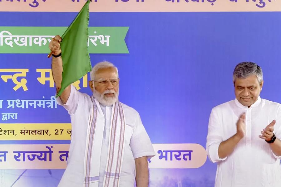 भोपाल से PM मोदी ने रांची-पटना वंदे भारत एक्सप्रेस को दिखाई हरी झंडी PM Modi flags off Ranchi-Patna Vande Bharat Express from Bhopal