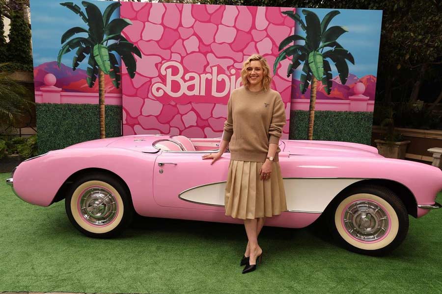 Barbie (2023) | Margot Robbie turns heads at Barbie photocall in LA, co ...