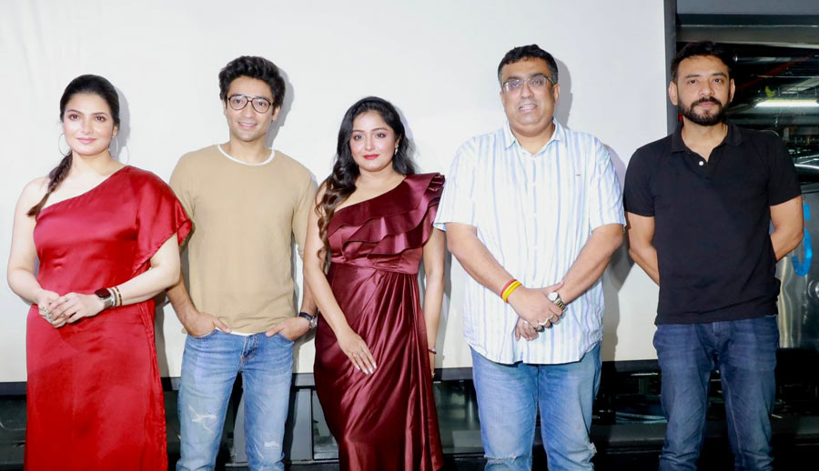 The makers of Mayaa addressed the media on Tuesday at Double Down Brewpub & Cafe, Kolkata in the presence of the entire cast and crew of the film. Rajhorshee De’s flick Mayaa based on William Shakespeare’s Macbeth, hit the big screen on July 7