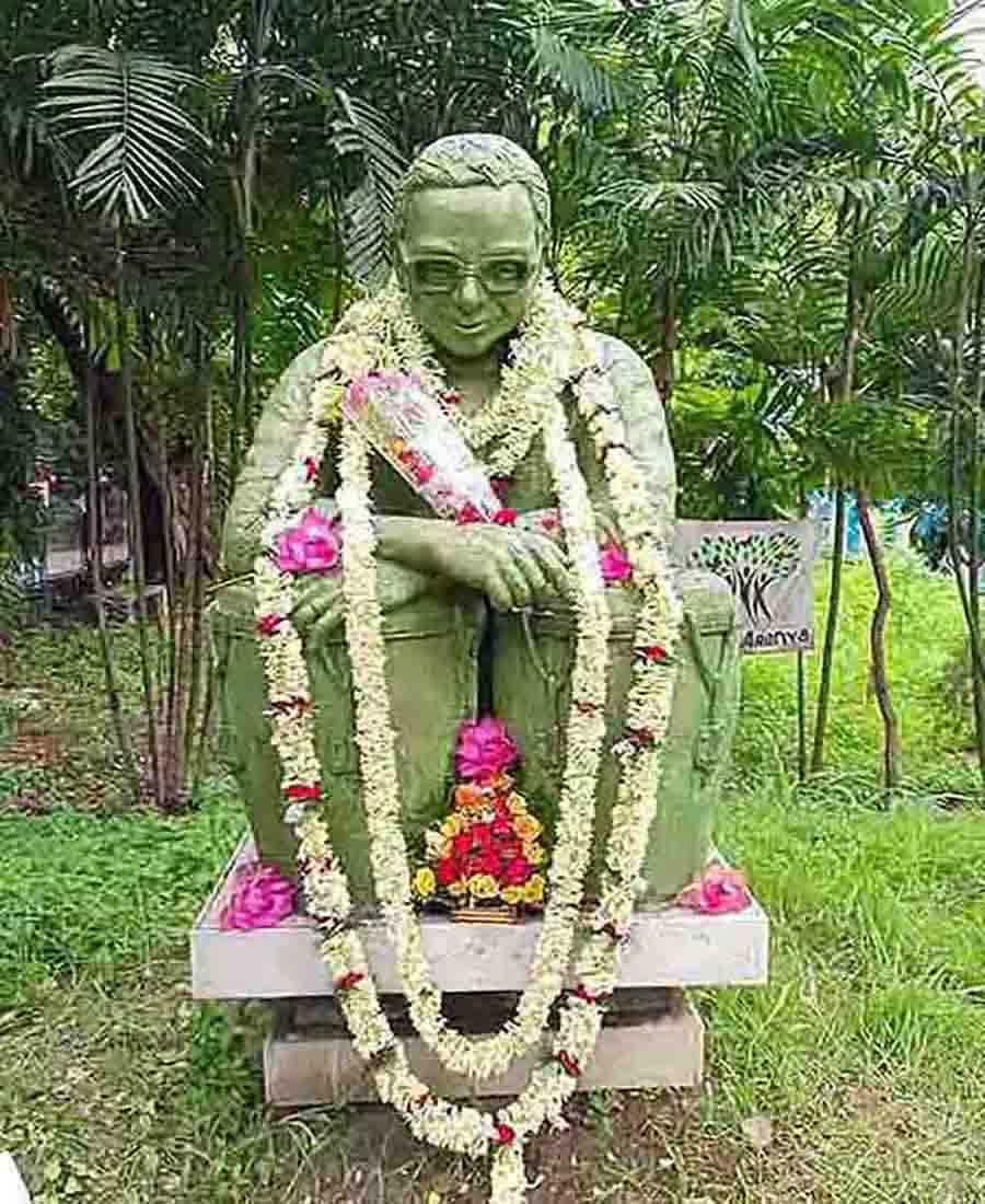 A statue of R D Burman was garlanded on the occasion of the music maestro’s 84th birth anniversary on Tuesday 