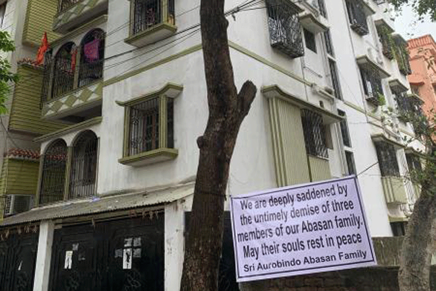 Residents of Aurobindo Abasan, where the Rathis have an apartment, put up a banner outside the building in Maniktala mourning the deaths of three members of the Rathi family in the accident on Monday.