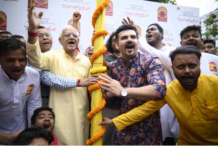 Hazra Park Durgotsab performed Khunti Puja, heralding the beginning of Durga Puja preparations. Sovandeb Chattopadhyay, minister of Agriculture, Govt of WB and Sayan Deb Chatterjee, joint secretary of Hazra Park Durgotsab Committee and many other eminent personalities were present on Wednesday 