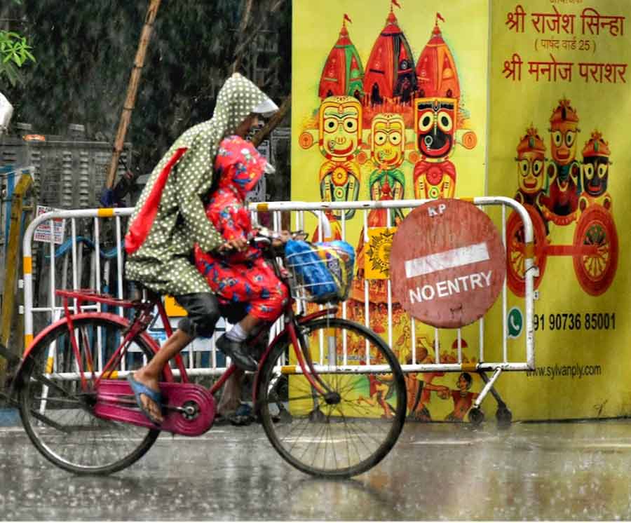 The city woke up to a rainy Wednesday morning. Kolkata received 40.4mm of rain causing water-logging and traffic congestion in several areas. India Meteorological Department (IMD) has stated that enhanced thunderstorms with lightning are very likely over districts of South Bengal during Wednesday and Thursday 