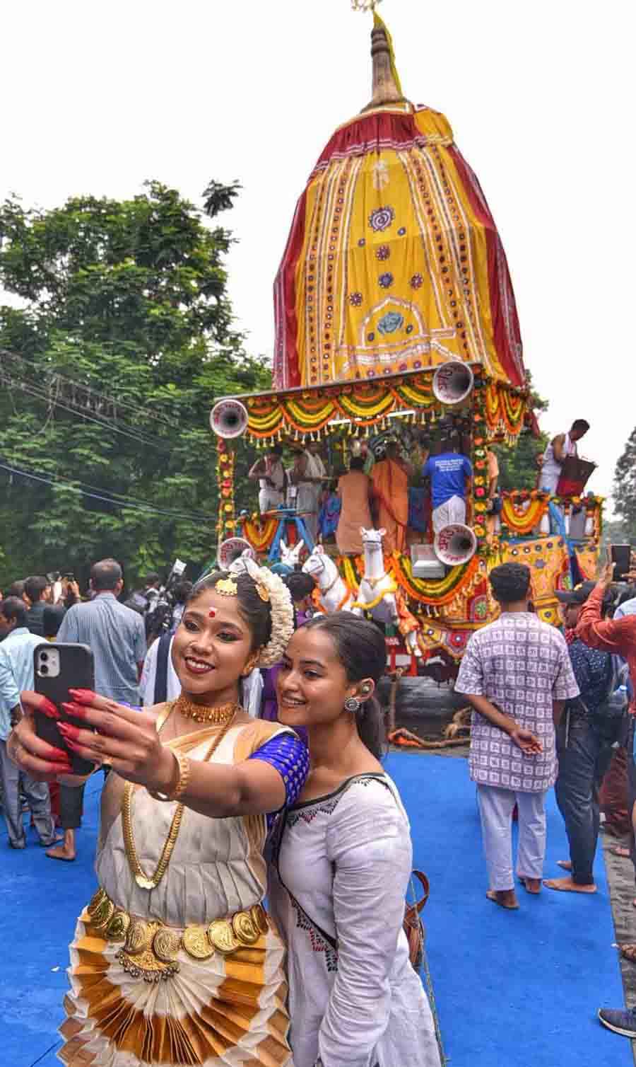  A performer was spotted taking a selfie in front of the Rath  