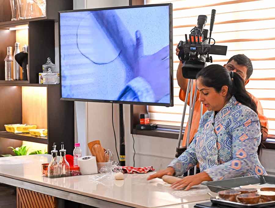 Drawing from her experience living in Dubai, Neha shared expert tips to make super creamy hummus. She made Muhammara with roasted bell pepper and walnut dip and Labneh with different variation ideas. She also shared the secret to making the perfect puffy and textured pita bread 