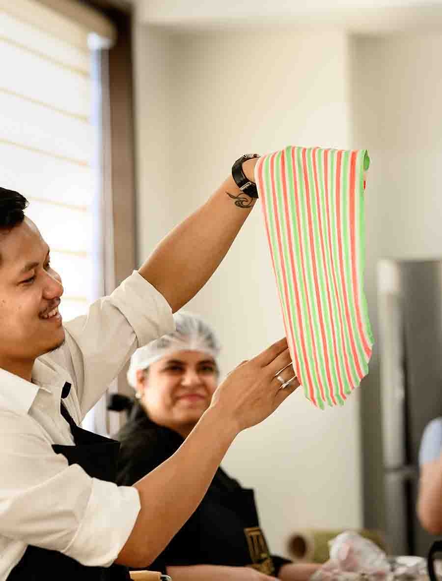 The session began with Nayanjyoti teaching how to whip up two eggless pasta recipes with semolina and flour. He also prepared Tortellini and Caramelle stuffed pasta shapes and three recipes of pasta sauces like Stuffed Pasta with Sage Butter Sauce, Alfredo Fettuccine and Marinara Sauce