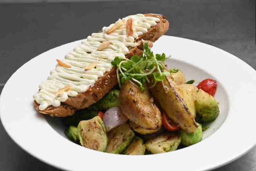 Dublin Green is a dish that comes with various veggies tossed in honey mustard and is paired with goat cheese drizzled crostini bread; you should definitely try this out if you are a veggie lover and want something on the healthier side. Price: Rs 375