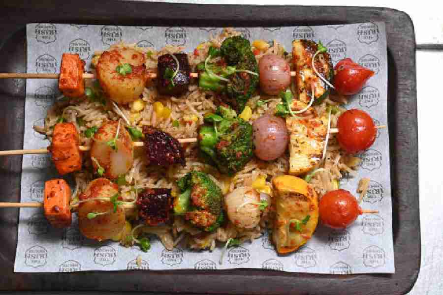 Paddy’s Veggie Skewers are fresh tomatoes, onions, broccoli and peppers glazed with spicy butter and served on a bed of flavoured rice. Price: Rs 395