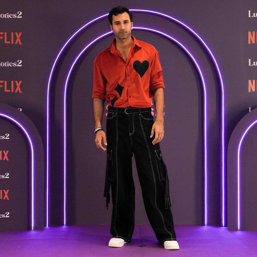 Gurfateh Pirzada was one of the many celebrity guests who attended the event. The Class actor posed in a burnt orange shirt paired with black cargo pants. 