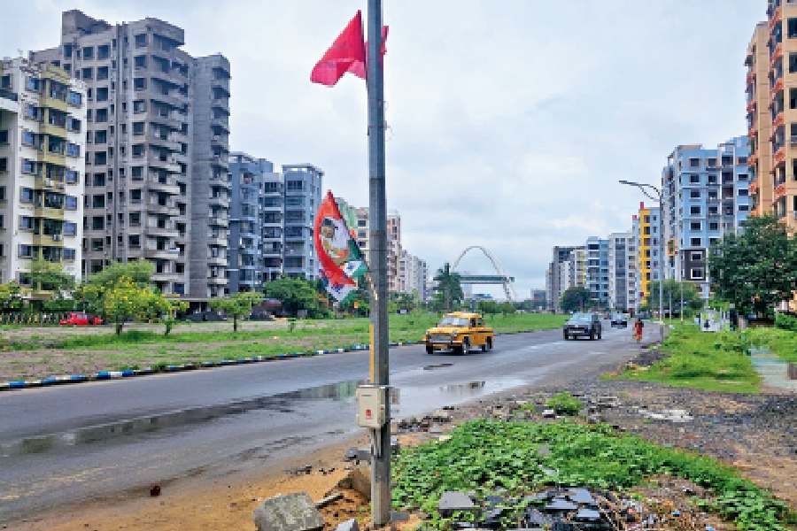Party flags tied to a lamp post aflutter on the road from Biswa Bangla Gate to Kestopur bridge in New Town. 