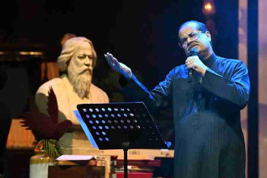 Eminent classical vocalist Pandit Ajoy Chakrabarty sang the popular number Akash bhora surjo tara in his distinctive calm yet captivating style, scattered with interludes by a finely synchronised Western chorus