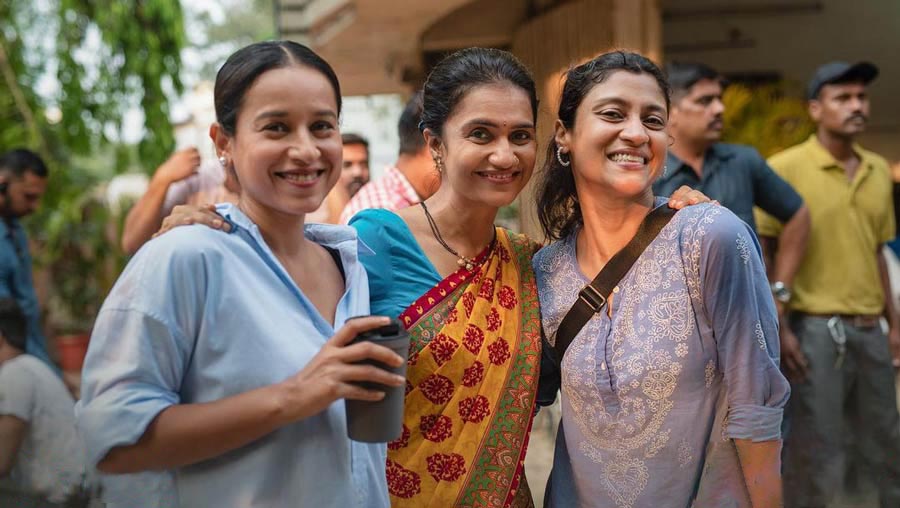 The Mirror cast Tillotama Shome and Amruta Subhash pose with director Konkona Sensharma. 