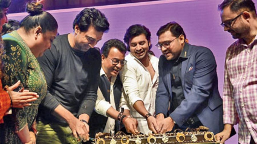 Samrat Ghosh, chief cluster officer, east, Zee Entertainment Enterprises Limited (right) cut a cake with Team Tolly featuring Dev, Rudranil Ghosh, Ankush and more to mark the 10th anniversary celebration of Zee Bangla Cinema at Taal Kutir