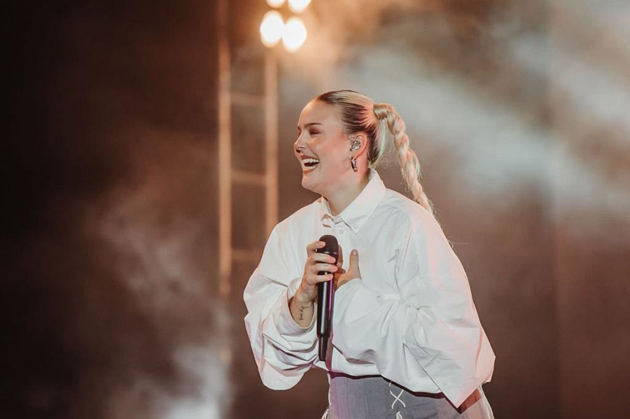 British popstar Anne-Marie performed solo for the first time in India. She sang Rockabye, Friends and Psycho before the massive gathering.