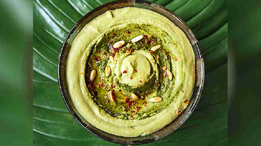 Pesto Hummus: A twist to the classic hummus, infused with palatable flavours of basil pesto and pine nuts. We love this Italian fusion. 