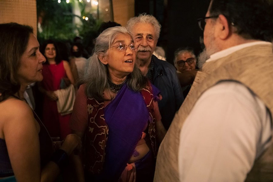 Actor couple Naseeruddin Shah and Ratna Pathak Shah were seen chatting with Neena Gupta and others.